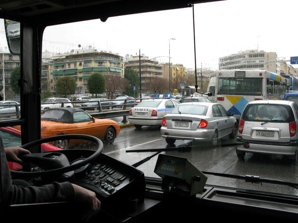 Οδηγός λεωφορείου κυνήγησε με το όχημα και τραυμάτισε συνάδελφό του