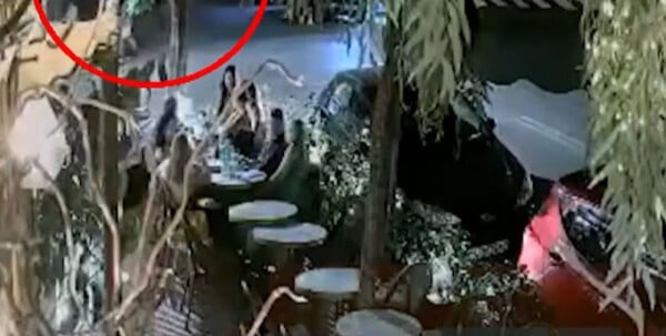 Τροχαίο στο Κολωνάκι: Βίντεο από στιγμή που το τζιπ πέφτει πάνω στο εστιατόριο