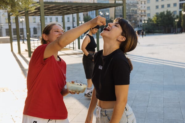 Κάθε απόγευμα Τρίτης οι Αθηναίες μαθαίνουν να κάνουν skate στην πλατεία Κοτζιά