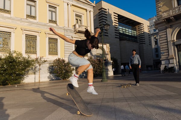 Κάθε απόγευμα Τρίτης οι Αθηναίες μαθαίνουν να κάνουν skate στην πλατεία Κοτζιά