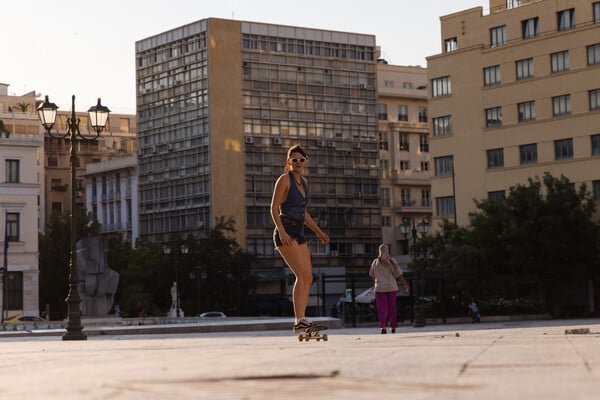 Κάθε απόγευμα Τρίτης οι Αθηναίες μαθαίνουν να κάνουν skate στην πλατεία Κοτζιά