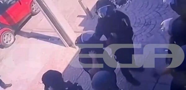 Αχαρνές: Η στιγμή που οι αστυνομικοί μπαίνουν στο κατάστημα που κλείδωσαν τους ληστές