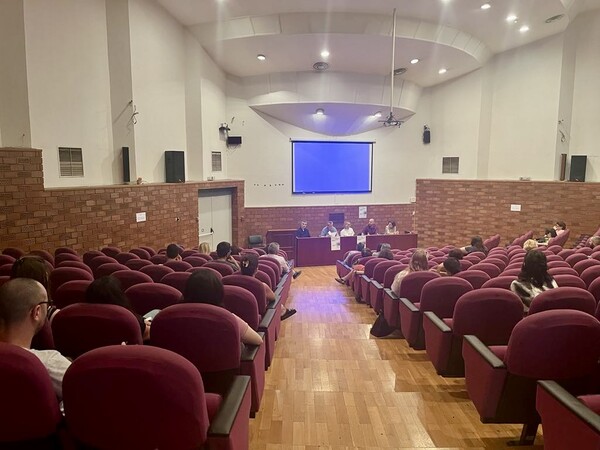 Ένα ελληνο-αλβανικό ανήκειν εν τη γενέσει;