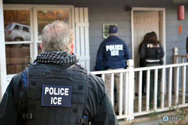 Καταγγελίες για τη δράση της ICE κατά μεταναστών στις ΗΠΑ: «Μας κυνηγούν σαν ζώα»