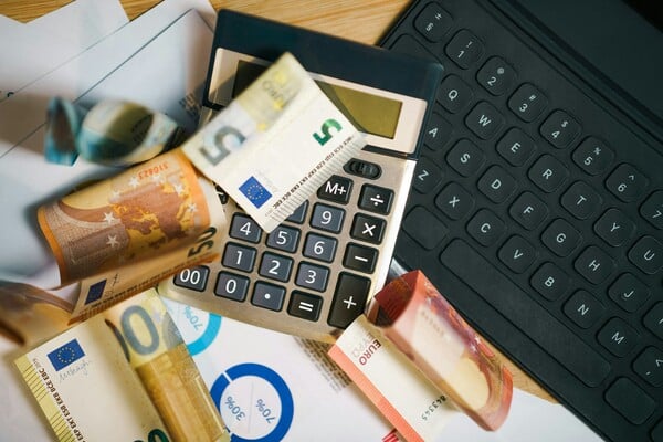 Επίδομα άδειας 2025: Πότε καταβάλλεται, πώς το υπολογίζεται και ποιοι θα το λάβουν αυξημένο φέτος;