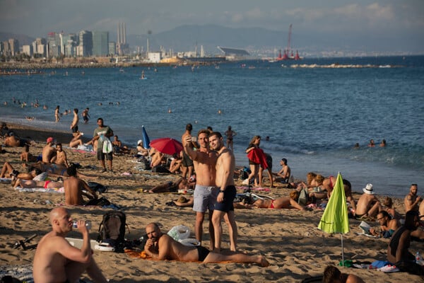 H κλιματική κρίση «καταπί­νει» τις παραλίες της Μεσογείου: Η Ευρώπη καίγεται - Οι πόλεις αντιδρούν