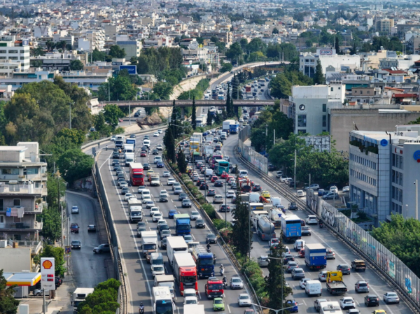 Κίνηση στους δρόμους: Σημειωτόν η κυκλοφορία στον Κηφισό - Μεγάλες καθυστερήσεις στο κέντρο της Αθήνας 