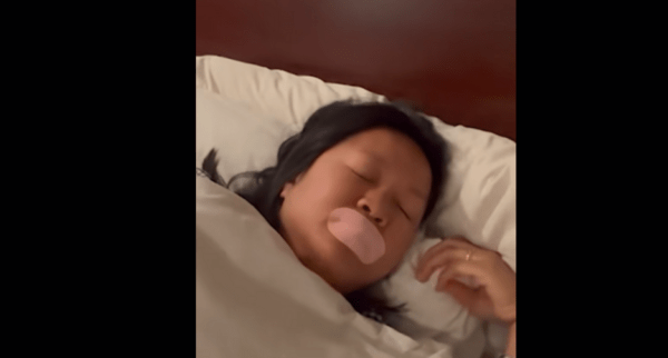 Mouth taping: Οι ειδικοί προειδοποιούν για το trend που υπόσχεται καλύτερο ύπνο και ομορφότερο πρόσωπο