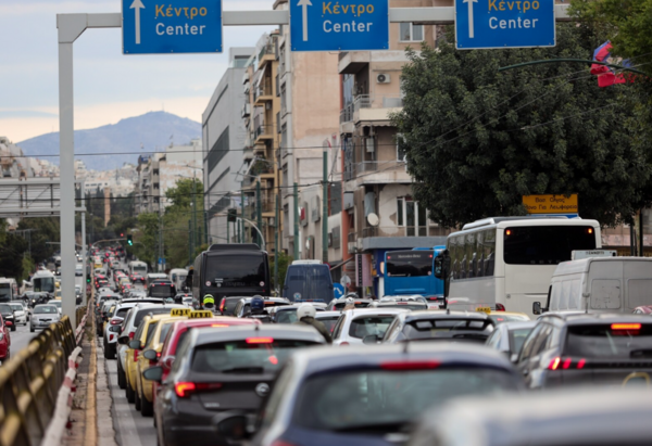 Κίνηση στους δρόμους: Στο «κόκκινο» ο Κηφισός - Προβλήματα και στο κέντρο της Αθήνας 