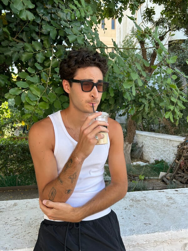 Ο Fin θέλει να δοκιμάσει όλους τους freddo cappuccino που κυκλοφορούν εκεί έξω