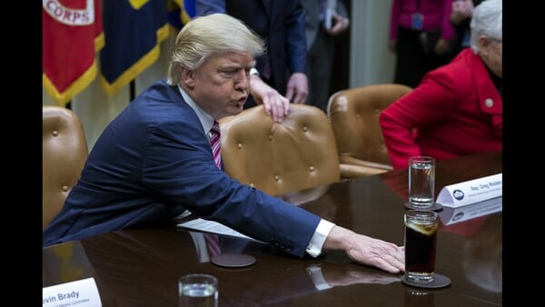 Τι γλυκαίνει την Coca-Cola στις ΗΠΑ; Η ανάρτηση Τραμπ και η διπλωματική απάντηση της εταιρείας