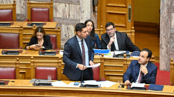 Αντιπαράθεση Κυρανάκη – Κουτσούμπα στη Βουλή για τη σύγκρουση συρμού με Ι.Χ. στην Πάτρα