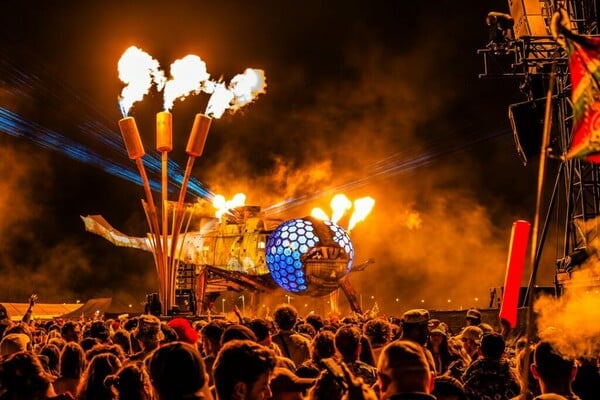 Glastonbury 2025: Πώς έζησα για πρώτη φορά το πιο θρυλικό μουσικό φεστιβάλ στον πλανήτη