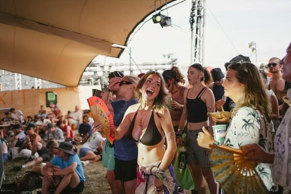Glastonbury 2025: Πώς έζησα για πρώτη φορά το πιο θρυλικό μουσικό φεστιβάλ στον πλανήτη