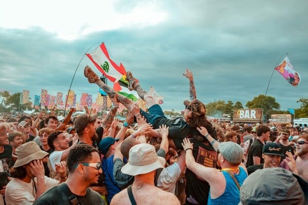 Glastonbury 2025: Πώς έζησα για πρώτη φορά το πιο θρυλικό μουσικό φεστιβάλ στον πλανήτη