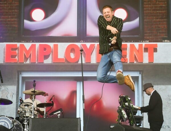 Glastonbury 2025: Πώς έζησα για πρώτη φορά το πιο θρυλικό μουσικό φεστιβάλ στον πλανήτη