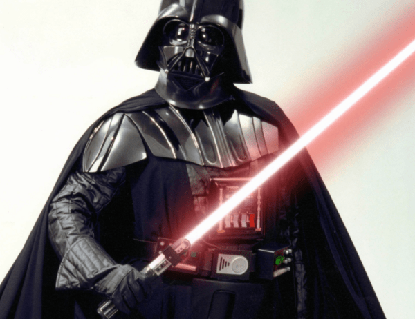 Star Wars: Σε δημοπρασία το εμβληματικό φωτόσπαθο του Darth Vader 