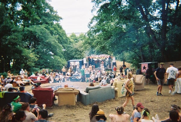 Glastonbury 2025: Πώς έζησα για πρώτη φορά το πιο θρυλικό μουσικό φεστιβάλ στον πλανήτη