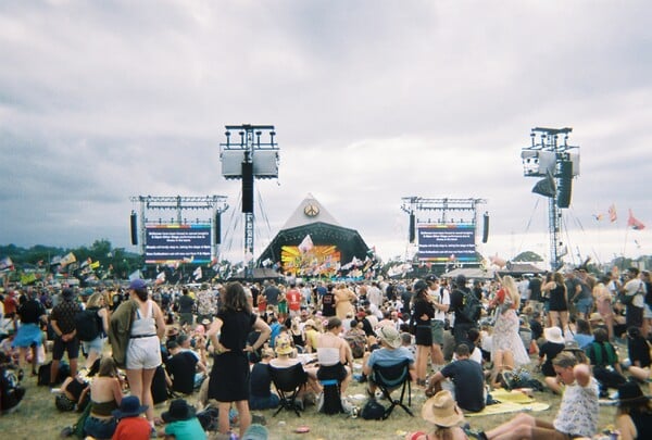 Glastonbury 2025: Πώς έζησα για πρώτη φορά το πιο θρυλικό μουσικό φεστιβάλ στον πλανήτη