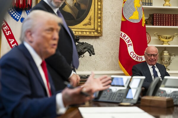 Οι απειλές Τραμπ κατά Μέρντοχ για τις ευχές στον Έπσταϊν: «Του είπα να μην δημοσιεύσει fake story, αλλά το έκανε»
