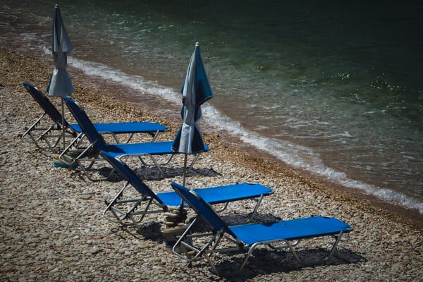 «Χρυσές» ξαπλώστρες και σαλάτες: Οι ακραίες τιμές στις παραλίες της Αττικής και η σύγκριση με το Μονακό