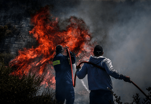 Φωτιά στη Ναυπάκτο: Δεν απειλούνται σπίτια από το μέτωπο της Μακύνεια 