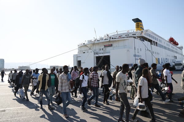 Στο Λαύριο οι 247 μετανάστες που έφτασαν στη Γαύδο 