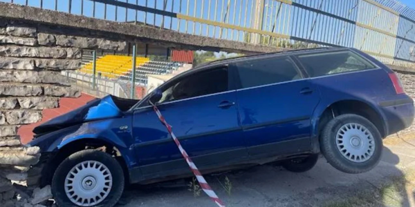 Ηγουμενίτσα: Καταδίωξη με σύγκρουση ΙΧ σε τοίχο γηπέδου – Επτά συλλήψεις, αναζητείται ο διακινητής
