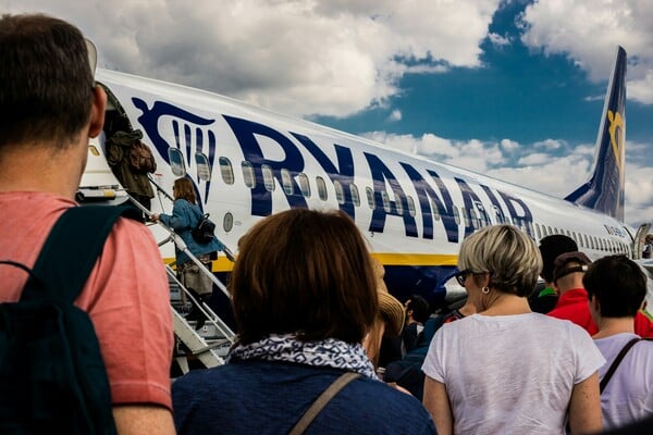 H Ryanair θα αυξήσει τα μπόνους για όσους εντοπίζουν αποσκευές βαρύτερες από τα όρια