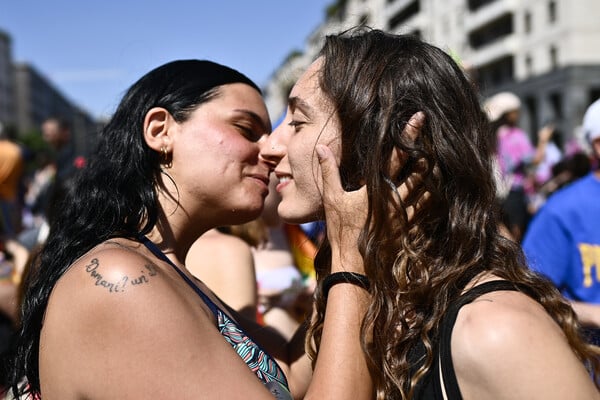Η Ιταλία αναγνωρίζει γονεϊκή άδεια στη μη βιολογική μητέρα σε ομόφυλο ζευγάρι