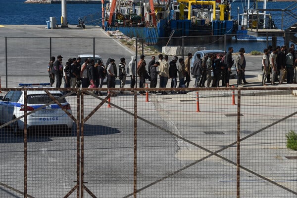 Politico: Η Ελλάδα πιέζει την ΕΕ για σκληρότερη στάση στο μεταναστευτικό