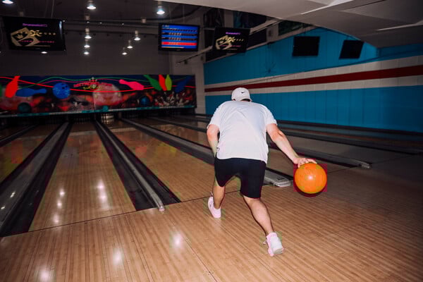 Παίξαμε bowling σε ένα μαγαζί στην Πατησίων που είναι λες και έχει από τα 90s