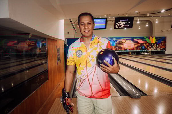 Παίξαμε bowling σε ένα μαγαζί στην Πατησίων που είναι λες και έχει από τα 90s