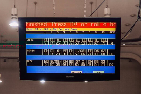 Παίξαμε bowling σε ένα μαγαζί στην Πατησίων που είναι λες και έχει από τα 90s