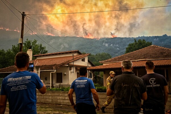Σε ύφεση η πυρκαγιά στον Φενεό: Ζημιές σε σπίτια