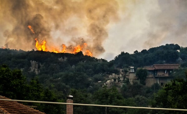 Φενεός Κορινθίας: Αναζοπυρώθηκε η φωτιά - Ήχησε ξανά το 112