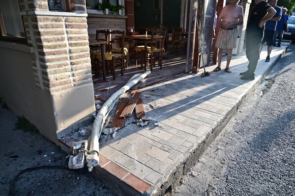 Μενίδι: Λεωφορείο συγκρούστηκε με σταθμευμένο όχημα και κολώνα φωτισμού