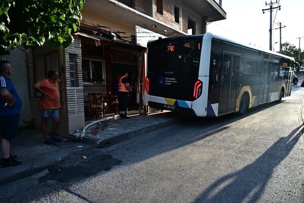 Μενίδι: Λεωφορείο συγκρούστηκε με σταθμευμένο όχημα και κολώνα φωτισμού