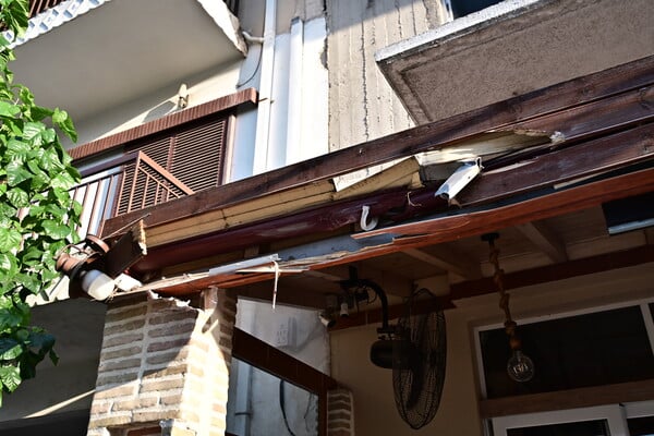 Μενίδι: Λεωφορείο συγκρούστηκε με σταθμευμένο όχημα και κολώνα φωτισμού