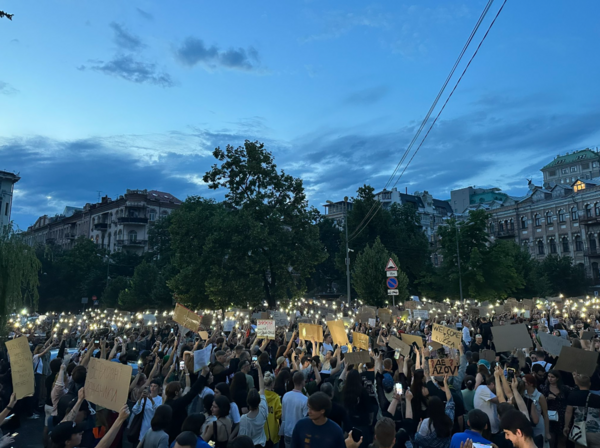Ουκρανία: Μεγάλη διαμαρτυρία κατά του Ζελένσκι, η πρώτη μετά τη ρωσική εισβολή - «Ο πατέρας μου δεν πέθανε γι’ αυτό»