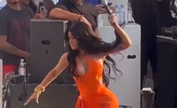 Cardi B: Την μήνυσε γυναίκα στην οποία πέταξε το μικρόφωνο κατά τη διάρκεια συναυλίας