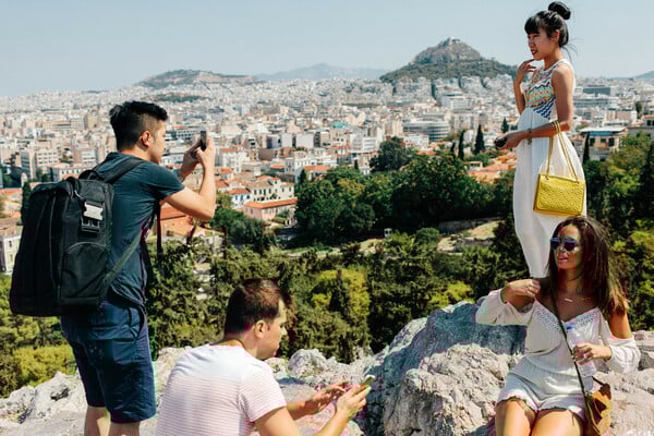 Τι βλέπει ο τουρίστας όταν εμείς βλέπoυμε απλώς την πόλη μας