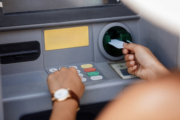 Δωρεάν συναλλαγές σε πάνω από 2.400 ΑΤΜ σε όλη την Ελλάδα για τους πελάτες Attica Bank & πρώην Παγκρήτιας Τράπεζας 