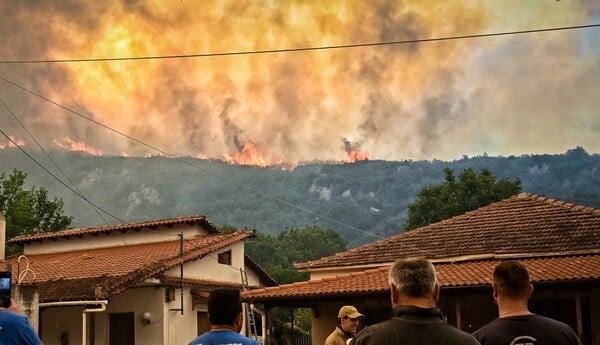 Αναζωπυρώθηκε η φωτιά στον Φενεό: Επιχειρούν 360 πυροσβέστες