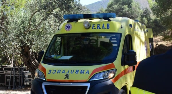 Τροχαίο στη Νίκαια: Αυτοκίνητο έπεσε σε πρόσοψη σούπερ μάρκετ - Τρεις τραυματίες