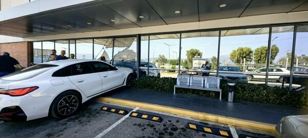 Πάτρα: IX έπεσε πάνω σε τζαμαρία σούπερ μάρκετ στο Ρίο