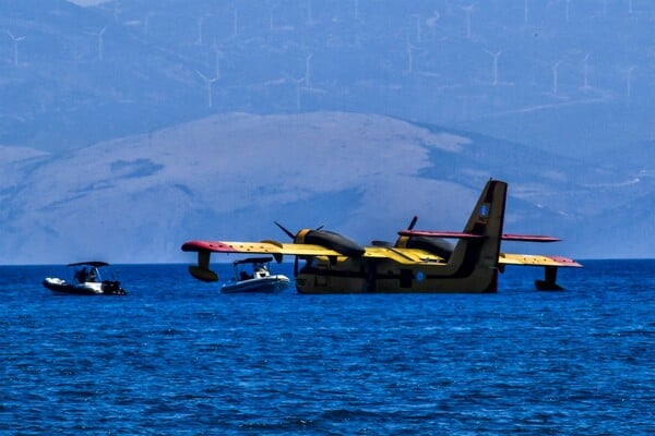 Κορινθία: Βίντεο από τη ρυμούλκηση του Canadair μετά την προσθαλάσσωσή του στο Βραχάτι