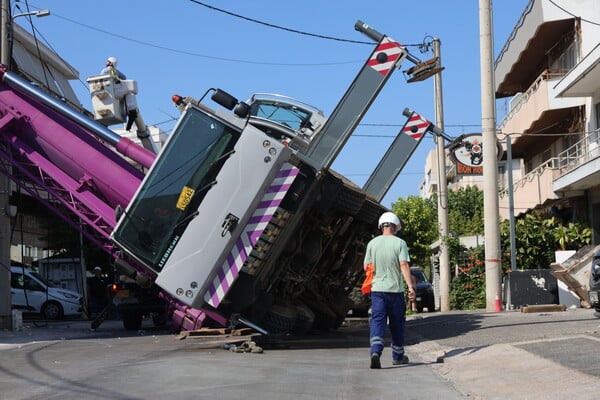 Πτώση γερανού στο Περιστέρι: Πώς έγινε το ατύχημα - Εικόνες από το σημείο