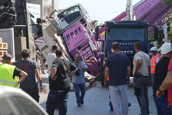 Πτώση γερανού στο Περιστέρι: Πώς έγινε το ατύχημα - Εικόνες από το σημείο
