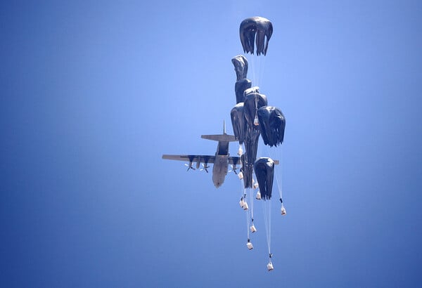 Γάζα: Αεροσκάφη C-130 από Ιορδανία και ΗΑΕ έριξαν 25 τόνους βοήθειας